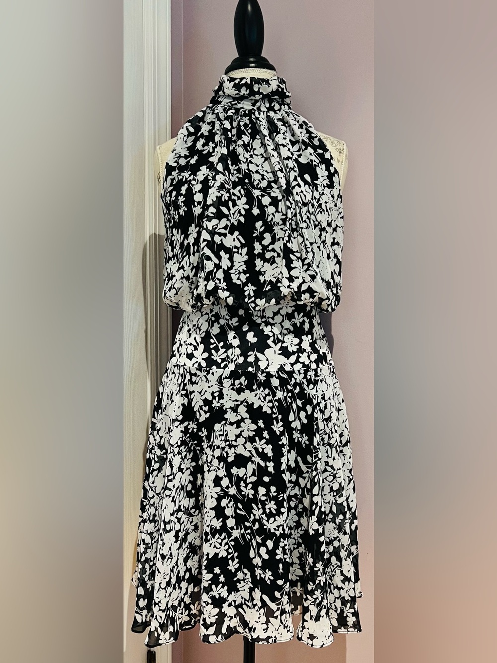 Just Taylor Black & White Floral Tiered with mock neck design Women's Dress